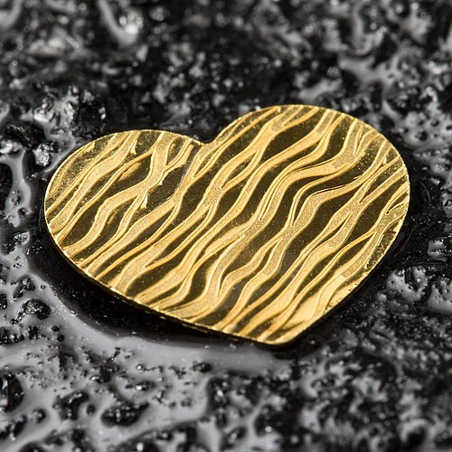 Seitliche Ansicht des 0,5 g Gold Herzes.